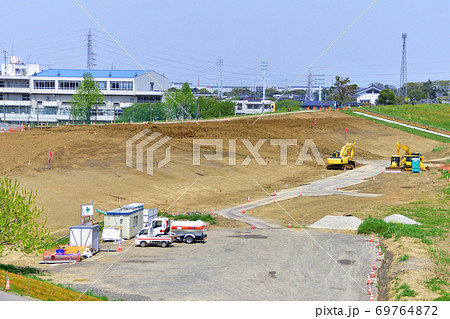 堤防の嵩上げ工事風景 69764872