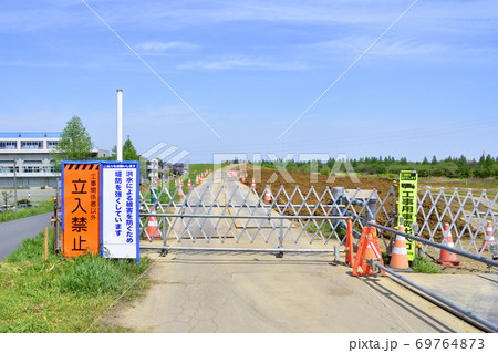 堤防の嵩上げ工事風景 堤防の嵩上げ工事風景 69764873
