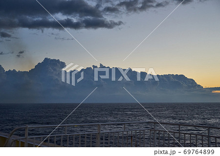 九州志布志航路　太平洋の朝焼け 69764899