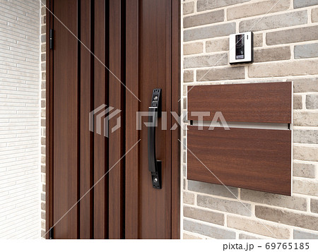 戸建て住宅の玄関　 69765185