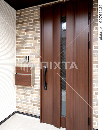 戸建て住宅の玄関 戸建て住宅の玄関 69765186
