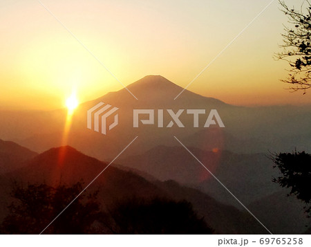 山頂から眺める夕日 69765258