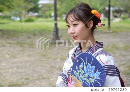 美しい日本人女性の浴衣姿 69765280