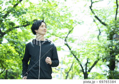 ジョギングする男性 69765384