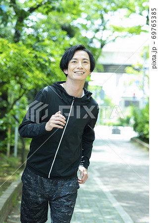 ジョギングする男性 69765385