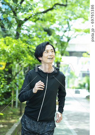 ジョギングする男性 69765386