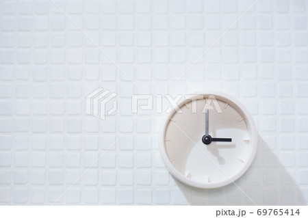 コピースペース有り、3時・15時の時間を指す時計 69765414