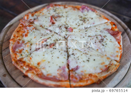 margarita pizza with bacon and cheese 69765514