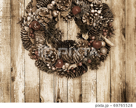 木製の壁に掛けられたクリスマスリース 複数のバリエーションがありますのイラスト素材