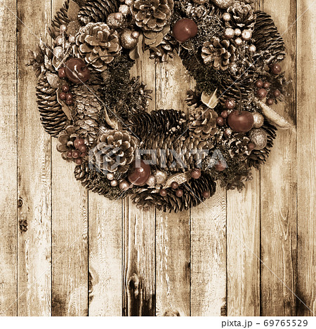 木製の壁に掛けられたクリスマスリース 複数のバリエーションがありますのイラスト素材