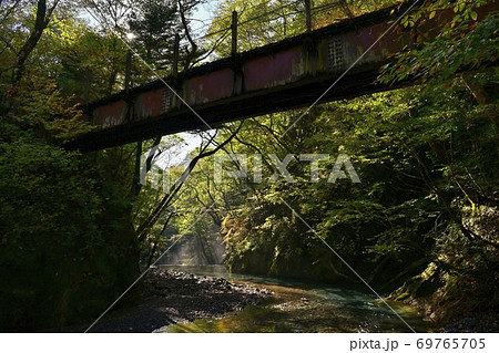 朝靄立つ尚仁沢川に架かる名水橋 69765705