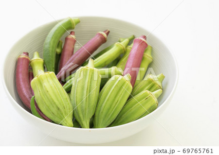 白い陶器に盛った3種類のオクラ 白い陶器に盛った3種類のオクラ 69765761