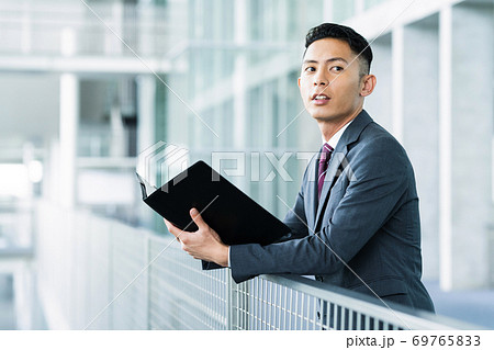 ビジネス ビジネスマン 男性 オフィス ビジネス ビジネスマン 男性 オフィス 69765833