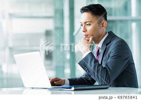 ビジネス　ビジネスマン　男性　オフィス 69765841