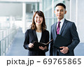 ビジネス　会議　打ち合わせ　オフィス 69765865