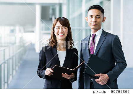 ビジネス　会議　打ち合わせ　オフィス 69765865