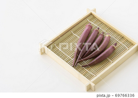 カゴに盛った赤いオクラ 69766336