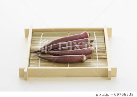 カゴに盛った赤いオクラ 69766338