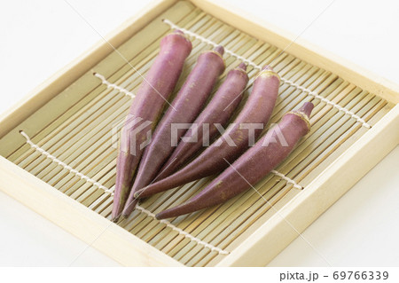 カゴに盛った赤いオクラ 69766339