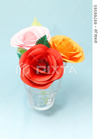 グラスに飾った折り紙で作ったバラの花 グラスに飾った折り紙で作ったバラの花 69766565