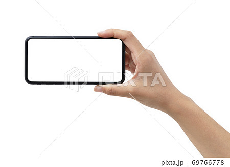 スマートフォンを持つ女性の手 69766778