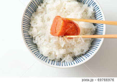 ご飯の上にのせた明太子 69766976