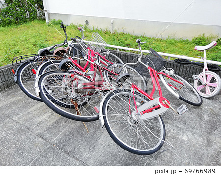 風で倒れた自転車 風で倒れた自転車 69766989