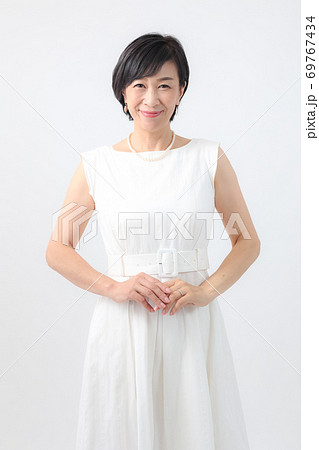 白いワンピース姿のミドル女性 ショートカット 上半身の写真素材