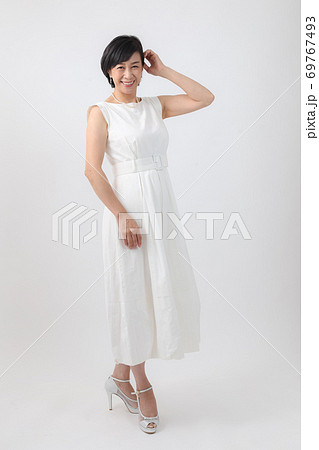 白いワンピース姿のミドル女性 ショートカット 全身の写真素材