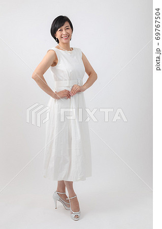 白いワンピース姿のミドル女性 ショートカット 全身の写真素材