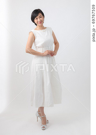 白いワンピース姿のミドル女性 ショートカット 全身の写真素材