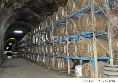 宮崎県西臼杵郡高千穂町にあるトンネルの駅敷地内のトンネル貯蔵庫で焼酎の原酒が熟成されている風景 宮崎県西臼杵郡高千穂町にあるトンネルの駅敷地内のトンネル貯蔵庫で焼酎の原酒が熟成されている風景 69767898
