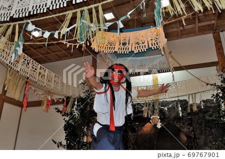 高千穂神社で夜ごと行われいる夜神楽での舞の様子その2 69767901