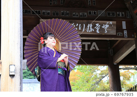 成人振袖撮影・無地正絹振袖の日本人女性 69767935
