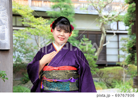 成人振袖撮影・無地正絹振袖の日本人女性の写真素材 [69767936] - PIXTA