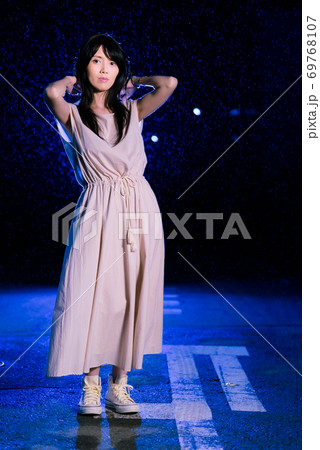 雨が降ってきてやだなーって思っている女性 69768107