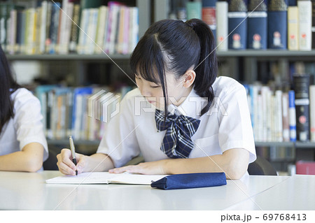 図書室で勉強する女子高生 69768413