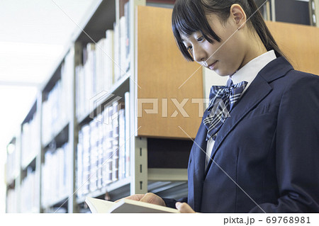 図書室の女子高生 69768981