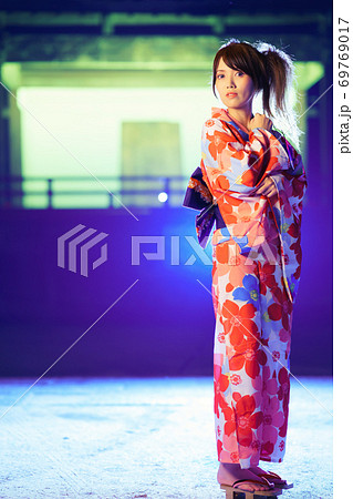 お祭りの後、神社で浴衣姿の若い女性 69769017