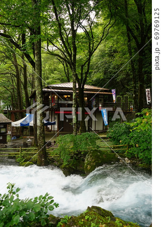 三陸ジオパーク龍泉洞は湧き水が豊富 69769125