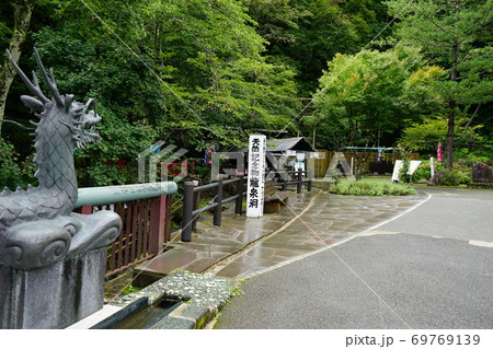 三陸ジオパーク龍泉洞は湧き水が豊富 69769139
