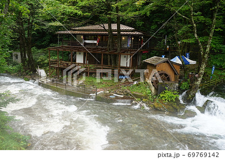 三陸ジオパーク龍泉洞は湧き水が豊富 69769142