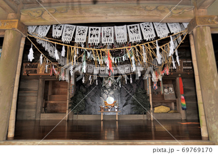 宮崎県西臼杵郡高千穂町にある天岩戸神社の神楽部屋の厳かな風景 69769170