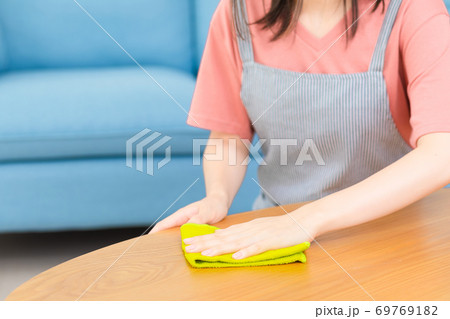 テーブル掃除　写真素材 69769182