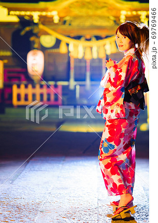 お祭りの後、神社で浴衣姿の若い女性 69769466