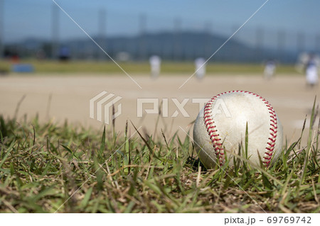 試合中の選手とボール 試合中の選手とボール 69769742