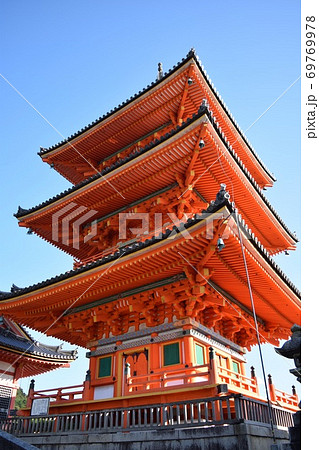 京都清水寺の三重塔を下から見た写真の写真素材