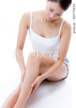 脚をスキンケアする女性 69770634