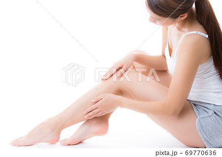 脚をスキンケアする女性 69770636