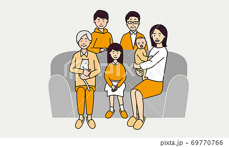 ソファに集う3世代の家族 69770766